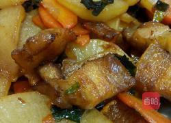 红白萝卜炒五花肉的做法图解7