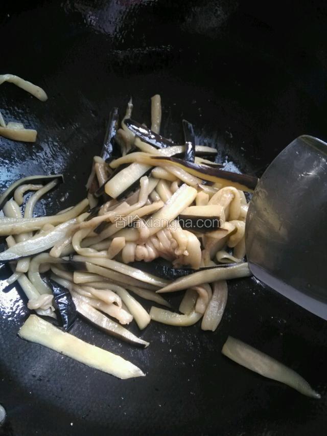 在锅中来回翻炒，将茄子炒断生，看着有点蔫吧的样子，如下