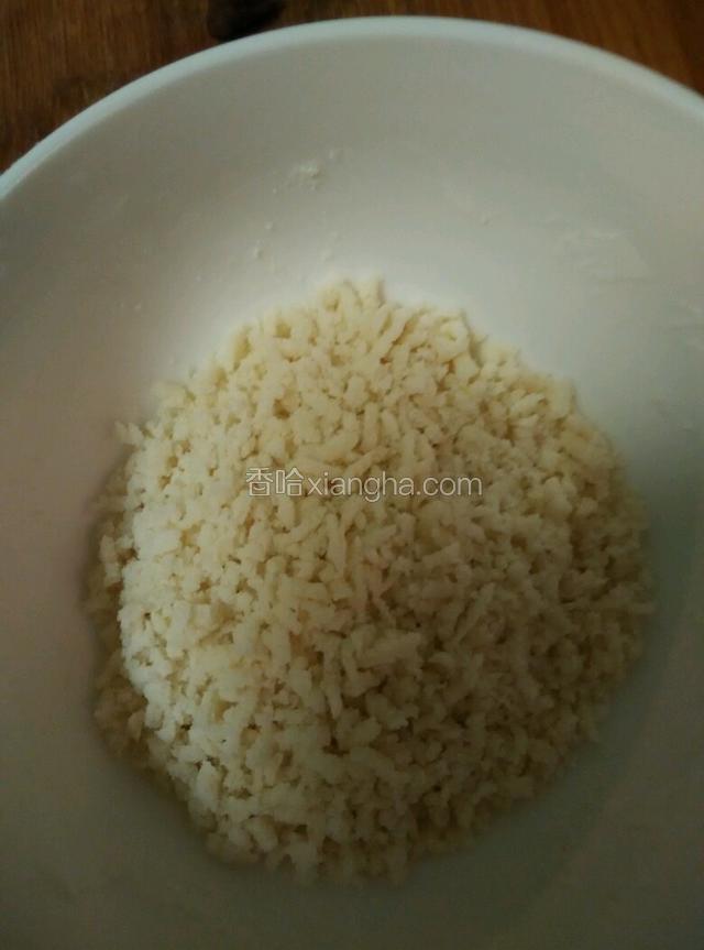 将猪油溶化，酥蓉的配料全部放入碗中揉成团，然后把面团通过中号的筛网，可得到雪花酥蓉。