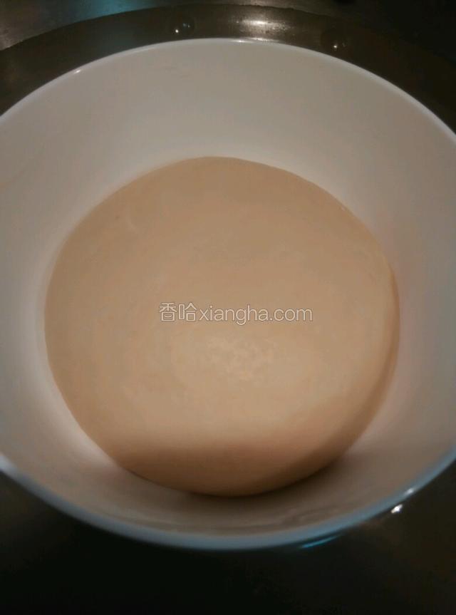 把猪油溶化，把面包体配料全部放入盆里揉成团，揉至能拉出薄膜的扩展阶段。