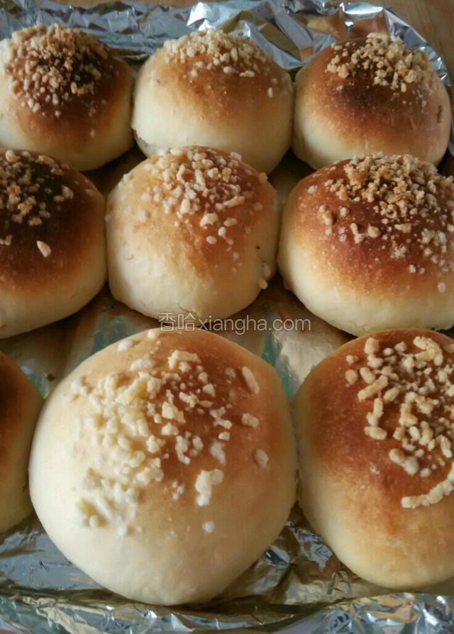 放在温度为38度，湿度是80%以上的环境下进行发酵（大約40分钟），发酵完成后，就可以放入预热好的烤箱烤焙了。180度，烤12分钟左右，烤至表面深黄色即可。