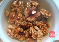 韭菜炒核桃仁的做法图解1