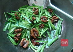 韭菜炒核桃仁的做法图解7