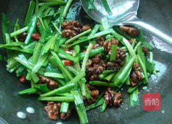 韭菜炒核桃仁的做法图解9