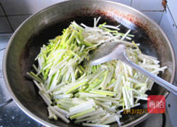 肉丝炒蒜黄的做法图解5