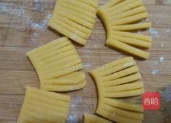 蛋黄菊花馓的做法图解7