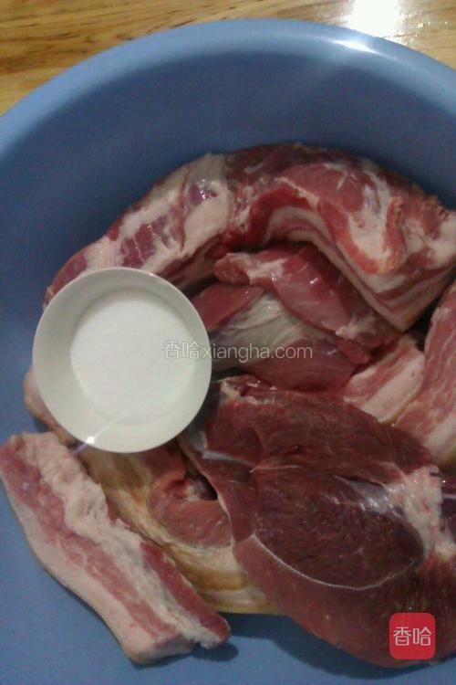 用盐均匀的抹在肉上。