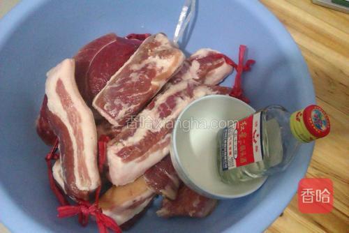 第二天取回肉，用白酒把肉均匀的抹一遍。