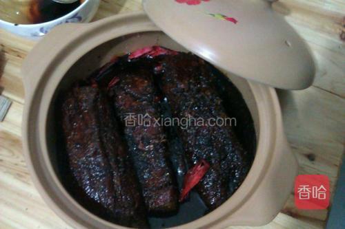 倒入老抽，最好把肉浸没。