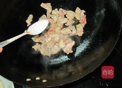 红萝卜炒鸡丁的做法图解3