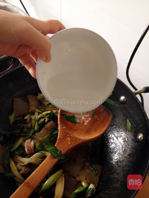 这时感觉焖子如果偏干的话，倒入少许的水再次翻炒。