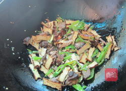 辣椒炒卤肉卤香干的做法图解7