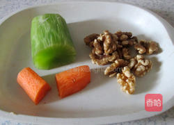 莴笋酿桃仁的做法图解1