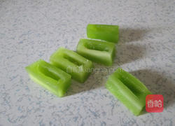 莴笋酿桃仁的做法图解3