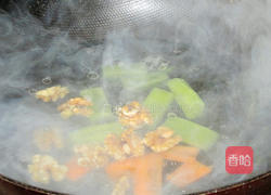 莴笋酿桃仁的做法图解6