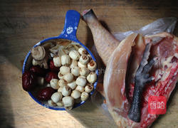 莲子百合煲鸡汤的做法图解1