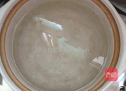 莲子百合煲鸡汤的做法图解3