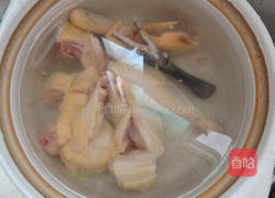 莲子百合煲鸡汤的做法图解4