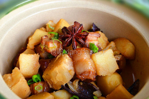 五花肉炖土豆