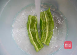 青椒榨菜炒毛豆的做法图解3