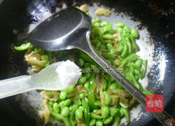 青椒榨菜炒毛豆的做法图解9