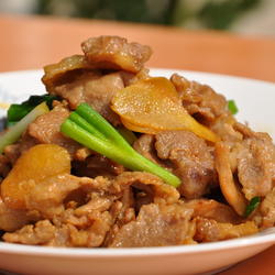 姜葱煮猪颈肉的做法[图]