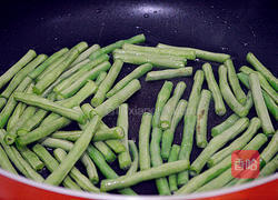 薯香干煸豇豆的做法图解2