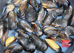 贻贝炒丝瓜的做法图解2