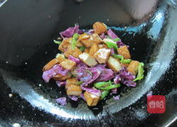 紫包菜炒卤豆腐的做法图解6