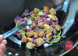 紫包菜炒卤豆腐的做法图解7