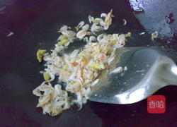 包菜木耳炒虾米的做法图解2