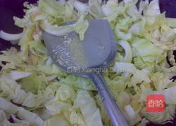 包菜木耳炒虾米的做法图解3