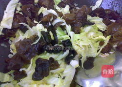 包菜木耳炒虾米的做法图解4