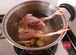 黄芪大枣鸽子汤的做法图解2