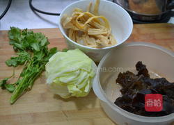 腐竹木耳拌包菜的做法图解1