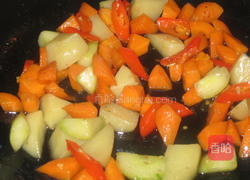 红萝卜炒土豆的做法图解7