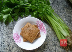香干炒芹菜的做法图解1