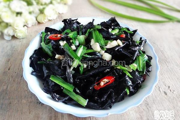 苤菜叶炒黑喇叭菌