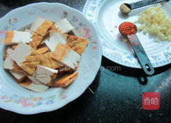 蒜米孜然香干的做法图解2