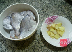 油炸黑鲳鱼的做法图解1