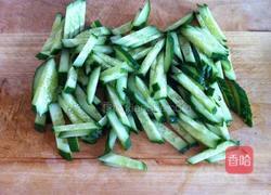 银耳黄瓜炒肉的做法图解2