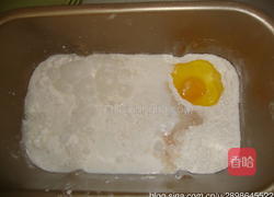 马苏里拉肉松面包的做法图解1