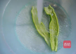 青椒香干炒腊鸡腿的做法图解2