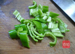 青椒香干炒腊鸡腿的做法图解3