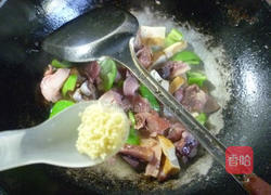 青椒香干炒腊鸡腿的做法图解10