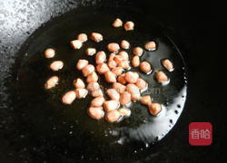 花生炖鲫鱼的做法图解2