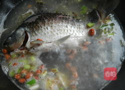 花生炖鲫鱼的做法图解7