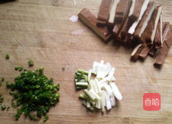 小炒香干白菜茎的做法图解4