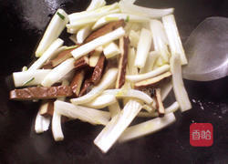 小炒香干白菜茎的做法图解6