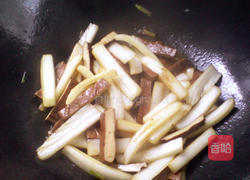 小炒香干白菜茎的做法图解8
